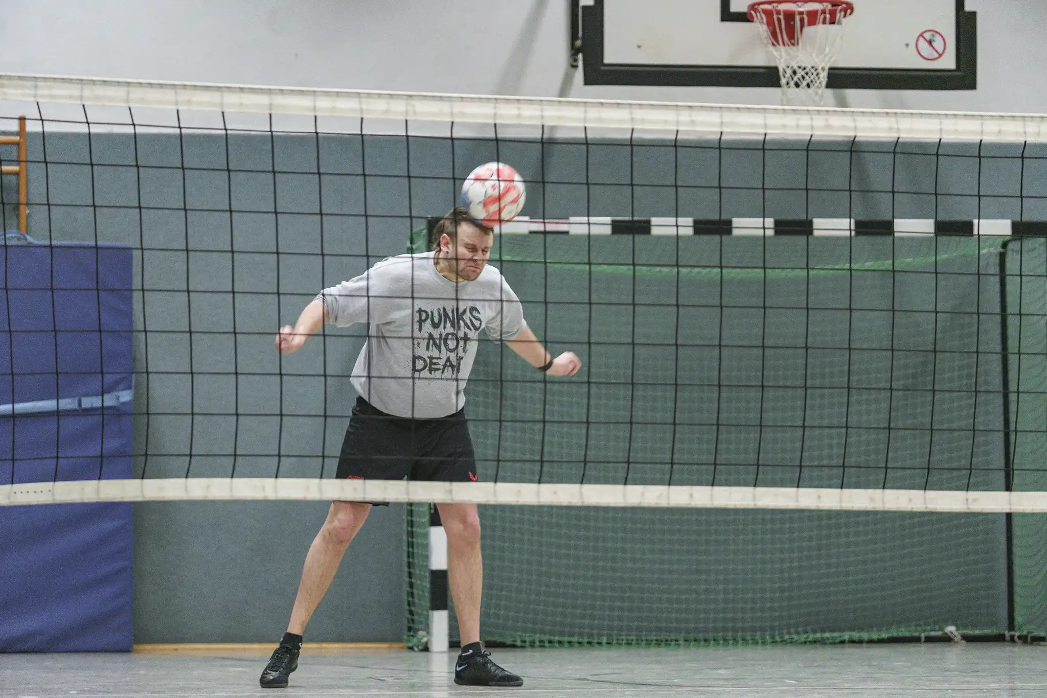 Harter Kopfball beim Fußball-Tennis