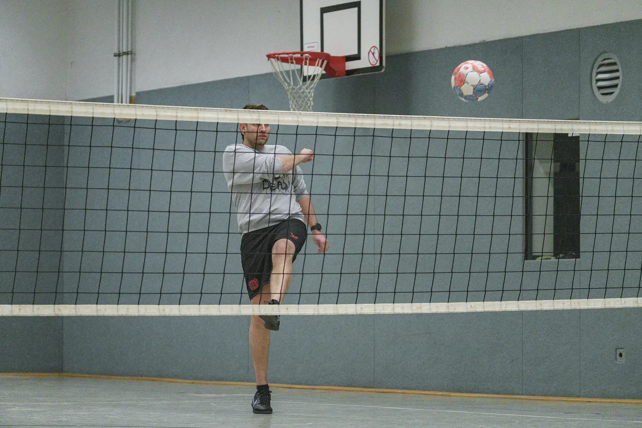 Locker übers Netz beim Fußball-Tennis