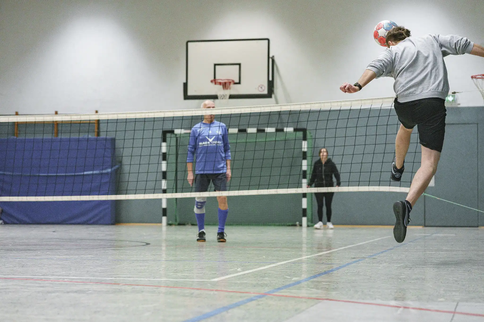 Kopfball beim Fußball-Tennis